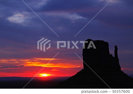 Morning glow in Monument Valley America · Grand Circle 30357600