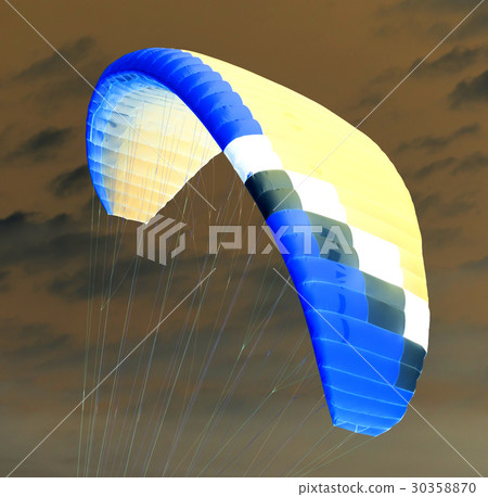 Parachute in the sky. Inversion 30358870