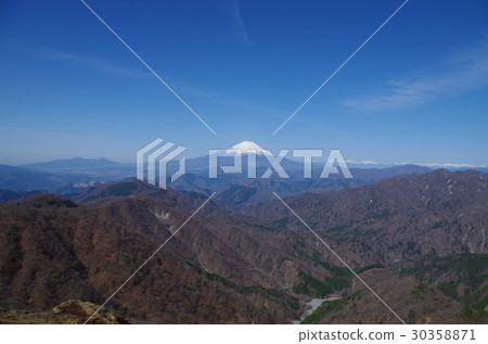 富士山在春天看起來在藍天 富士山在春天看起來在藍天 30358871