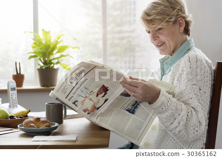 SEnior Adult Readding Newspaper Leisure Concept 30365162