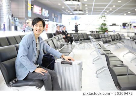 等待飛行的一個人在機場 30369472