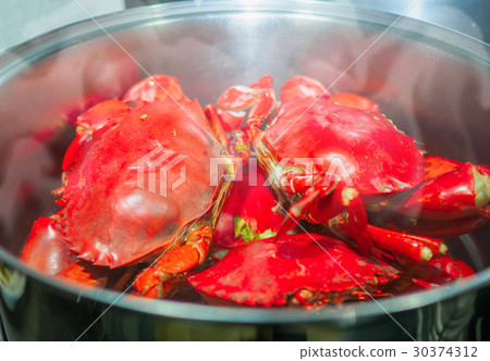 Steamed mud crab in a big pot. 30374312