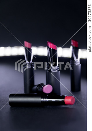 Set of matte Lipstick in red and natural colors 30375878