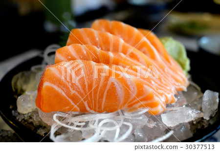 Raw salmon slice or salmon sashimi. 30377513