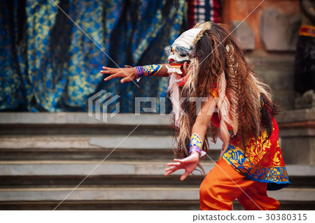 Dancer i traditional Balinese mask of demon Rangda 30380315