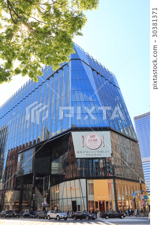 Tokyu Plaza Ginza and young leaves of street trees Tokyu Plaza Ginza and young leaves of street trees 30381371