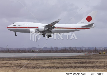 空中自衛隊B-747-400降落在北海道的千歲基地 空中自衛隊B-747-400降落在北海道的千歲基地 30389898