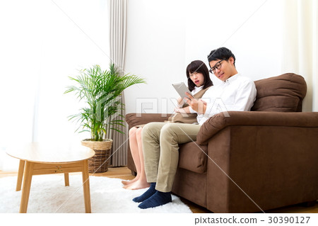 Investigate on tablet device Couple living together His boyfriend Male and female moving house My home 30390127