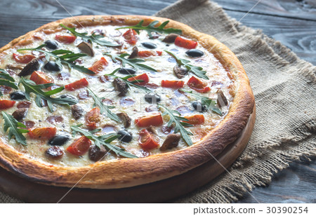 Cooked pizza 30390254