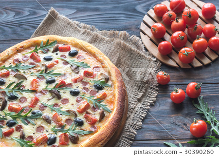 Cooked pizza 30390260