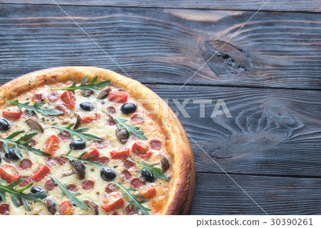 Cooked pizza 30390261