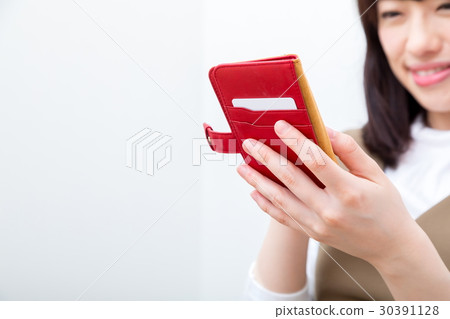 A young woman using a smartphone Sumaho Mobile phone Young people White background White Back Copy space 30391128