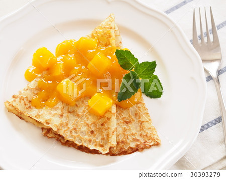 Crepe with mango jam 30393279