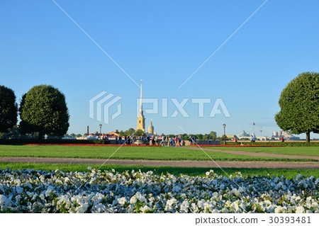 With the arrows AT the Peter and Paul fortress on 30393481