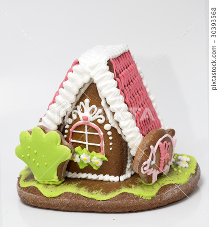 traditional gingerbread house  30393568