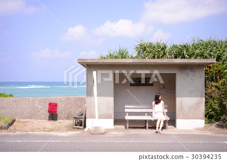 等待公共汽車的一位小姐在海邊公共汽車站 等待公共汽車的一位小姐在海邊公共汽車站 30394235