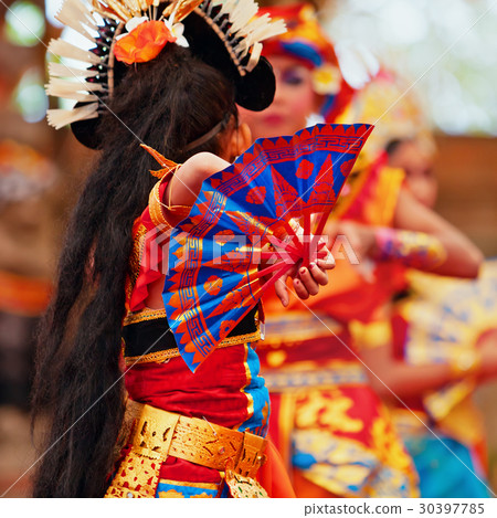 Balinese dancer women in traditional Sarong 30397785