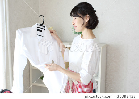 看在襯衣的一位主婦土 看在襯衣的一位主婦土 30398435