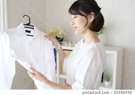 看在襯衣的一位主婦土 30398436