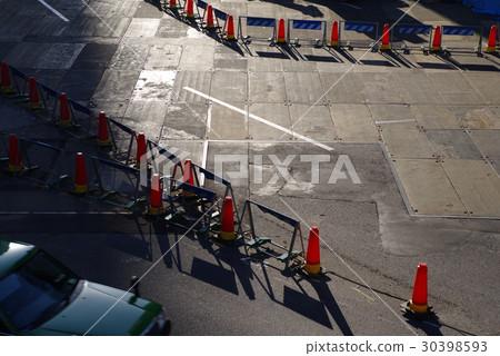 施工車道調節交通燈和陰影穿過路面 施工車道調節交通燈和陰影穿過路面 30398593