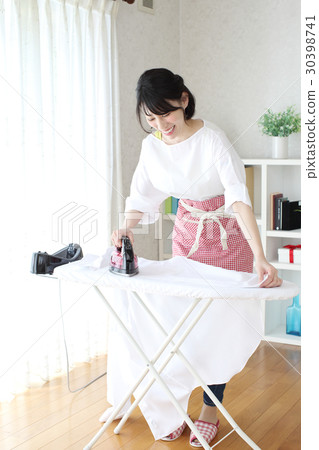 家庭主婦熨燙襯衫 家庭主婦熨燙襯衫 30398741