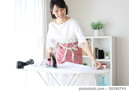 家庭主婦熨燙襯衫 30398743
