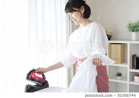 家庭主婦熨燙襯衫 家庭主婦熨燙襯衫 30398744