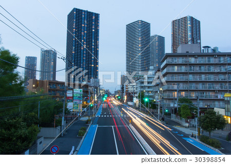 Musashi Kosugi的公寓和Tsunashima高速公路的黃昏 30398854