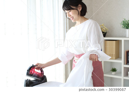 家庭主婦熨燙襯衫 家庭主婦熨燙襯衫 30399087