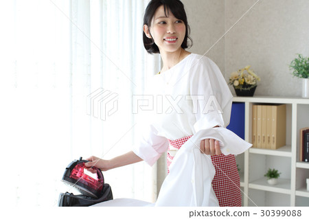 家庭主婦熨燙襯衫 家庭主婦熨燙襯衫 30399088