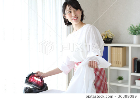 家庭主婦熨燙襯衫 家庭主婦熨燙襯衫 30399089