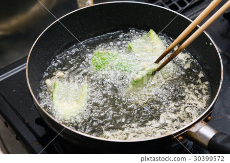 Tempura cooking scene 30399572