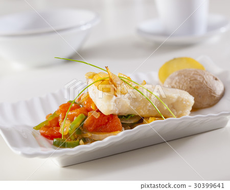 Grouper fillet served with fried garlic 30399641