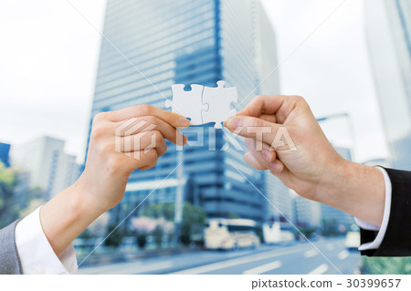 有拼圖的男人和女人 有拼圖的男人和女人 30399657