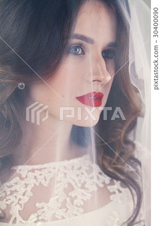Pretty Woman Fiancee with White Veil 30400090