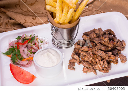 Pieces of braised beef with onions salad and sour  30402903