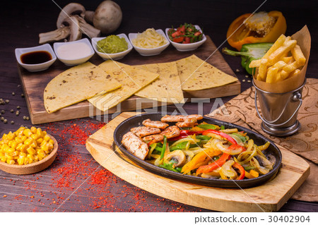 The meat pieces with paprika, onions and champigno 30402904