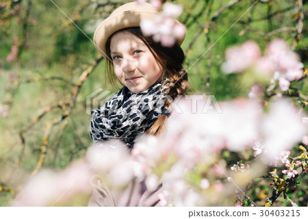Portrait of a girl in a hat close-up of a spring Portrait of a girl in a hat close-up of a spring 30403215