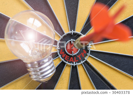 Arrow hitting bullseye target with idea lamp 30403378