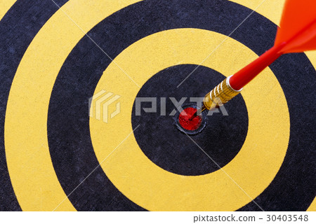 closeup dart target with arrow on bullseye closeup dart target with arrow on bullseye 30403548