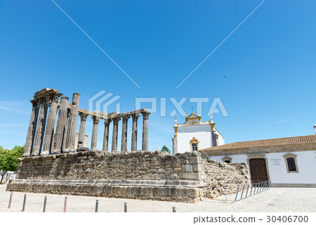 Dianna Temple in Evora. 30406700