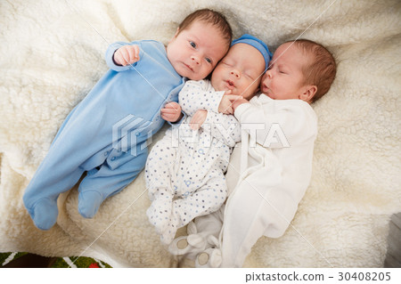 Portrait of newborn triplets - boys close up 30408205