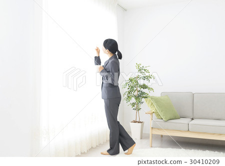 放鬆與一杯咖啡的女商人 30410209