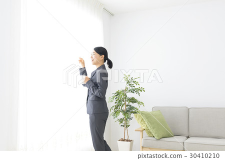 放鬆與一杯咖啡的女商人 放鬆與一杯咖啡的女商人 30410210