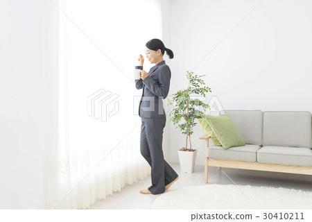 放鬆與一杯咖啡的女商人 30410211