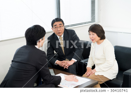 Senior couple (consultation) 30410741