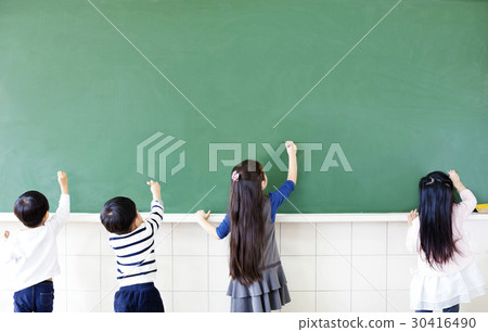 rear view of school students drawing on chalkboard 30416490