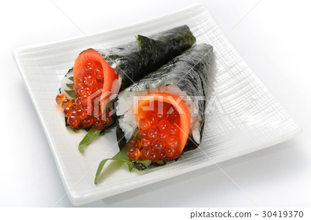 Hand rolled sushi 30419370