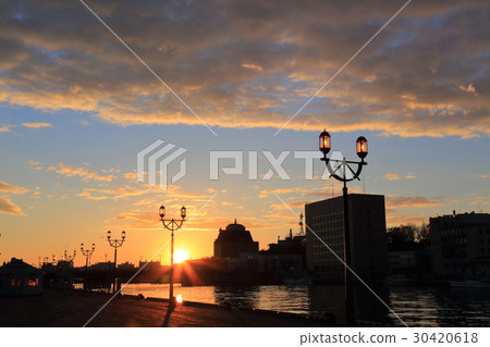 早晨煥發和長凳竹刀魚漁船早晨橋樑在停泊處的 30420618