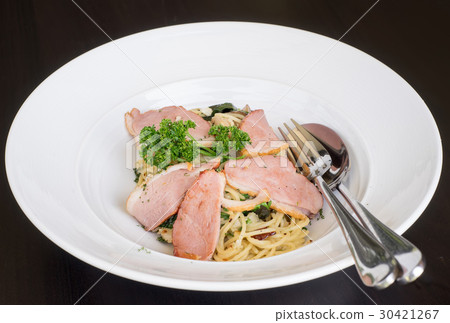 Spaghetti with duck breast Spaghetti with duck breast 30421267